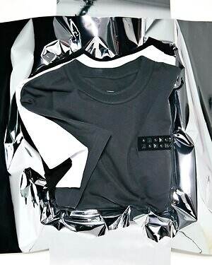 sacaiのクリスマス、スタッズ光るレザージャケットやカラフル生地を編み込んだクロシェバッグ｜写真2