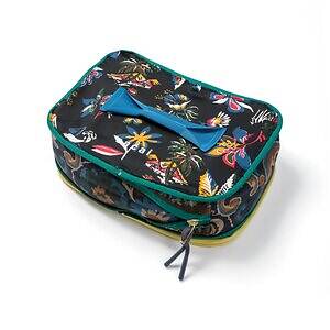 sacaiのクリスマス、スタッズ光るレザージャケットやカラフル生地を編み込んだクロシェバッグ｜写真23