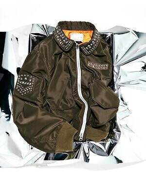 sacaiのクリスマス、スタッズ光るレザージャケットやカラフル生地を編み込んだクロシェバッグ｜写真4