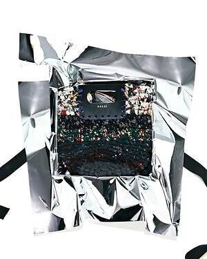 sacaiのクリスマス、スタッズ光るレザージャケットやカラフル生地を編み込んだクロシェバッグ｜写真9