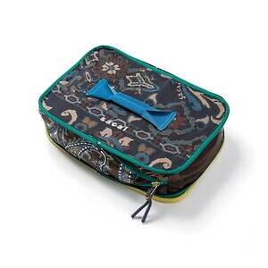 sacaiのクリスマス、スタッズ光るレザージャケットやカラフル生地を編み込んだクロシェバッグ｜写真22