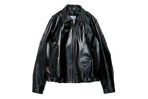 sacaiのクリスマス、スタッズ光るレザージャケットやカラフル生地を編み込んだクロシェバッグ | サカイ