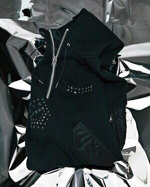 sacaiのクリスマス、スタッズ光るレザージャケットやカラフル生地を編み込んだクロシェバッグ｜写真8