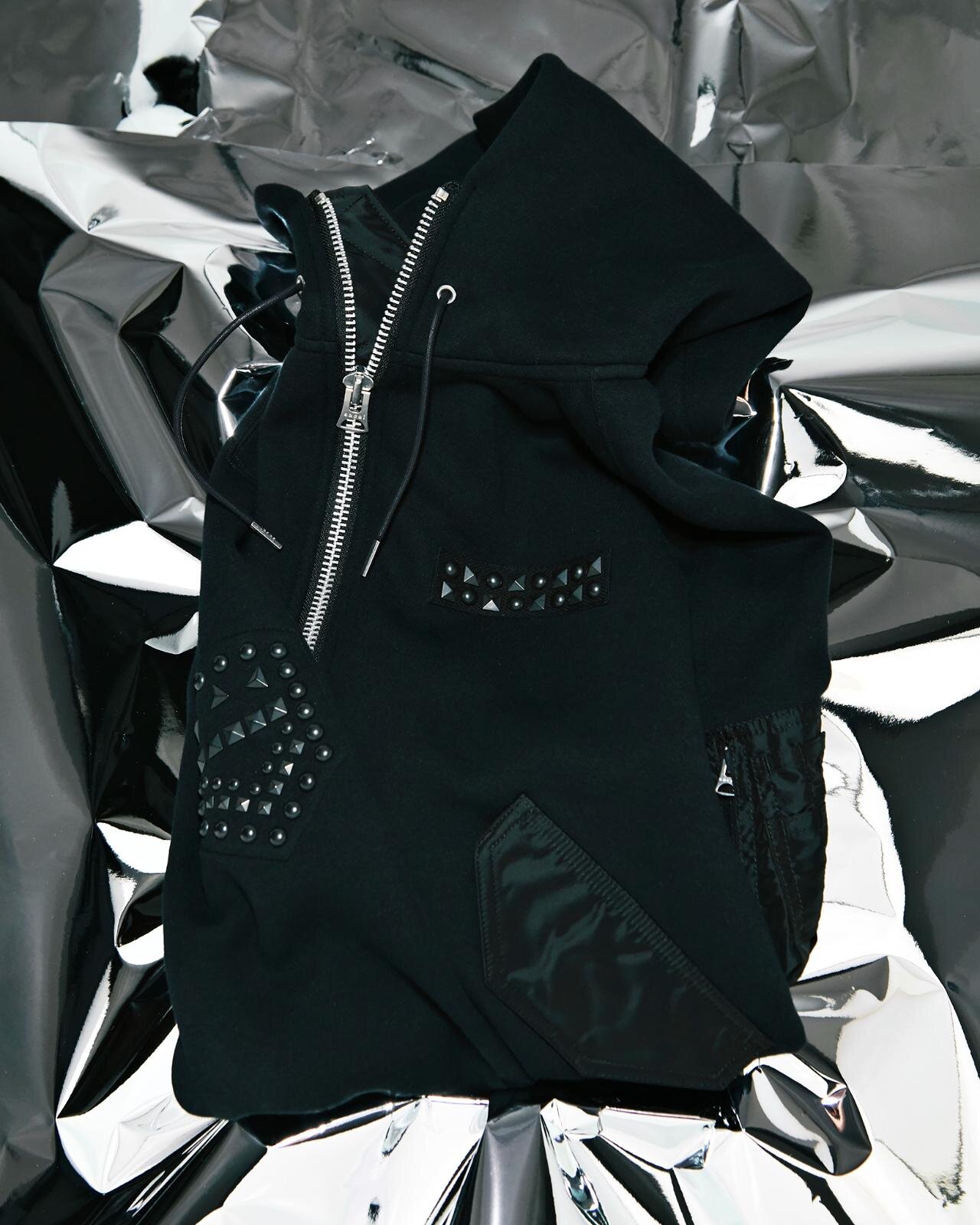 sacaiのクリスマス、スタッズ光るレザージャケットやカラフル生地を編み込んだクロシェバッグ｜写真8