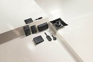 ライカのロゴ入りレザーグッズ - ブラックの牛革製財布＆ラゲッジタグ、フィルムホルダー｜写真1