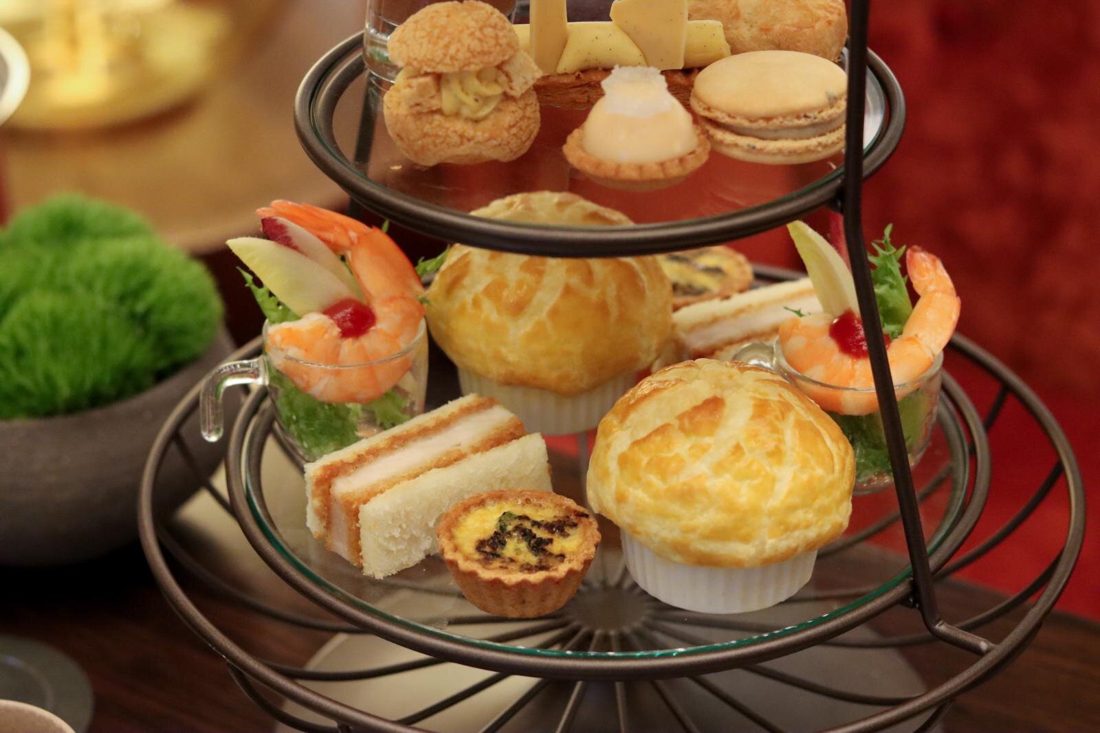 「フェスティブアフタヌーンティー 」 1名 7,500円※「ピエール・エルメ・パリ フィナンシェボックス」(2個入)付、ヴーヴ・クリコ グラスシャンパン付 10,500円、ピエール・エルメ・パリ マカロン6個入りギフトボックス付 11,000円