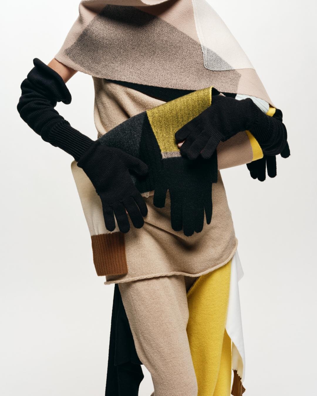 イッセイ ミヤケ“袖だけで構成”したニットウェア、ワンピースやアシンメトリーパンツ｜写真2