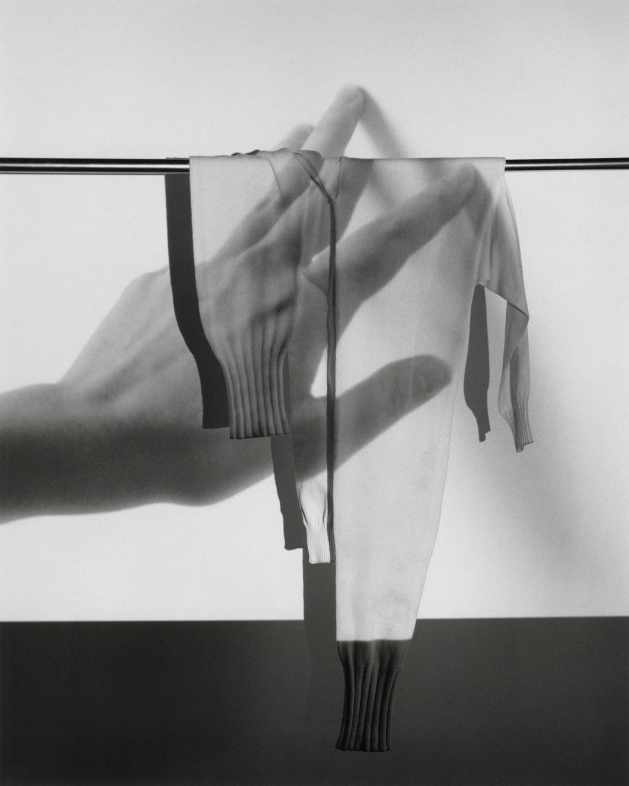 イッセイ ミヤケ“袖だけで構成”したニットウェア、ワンピースやアシンメトリーパンツ｜写真8