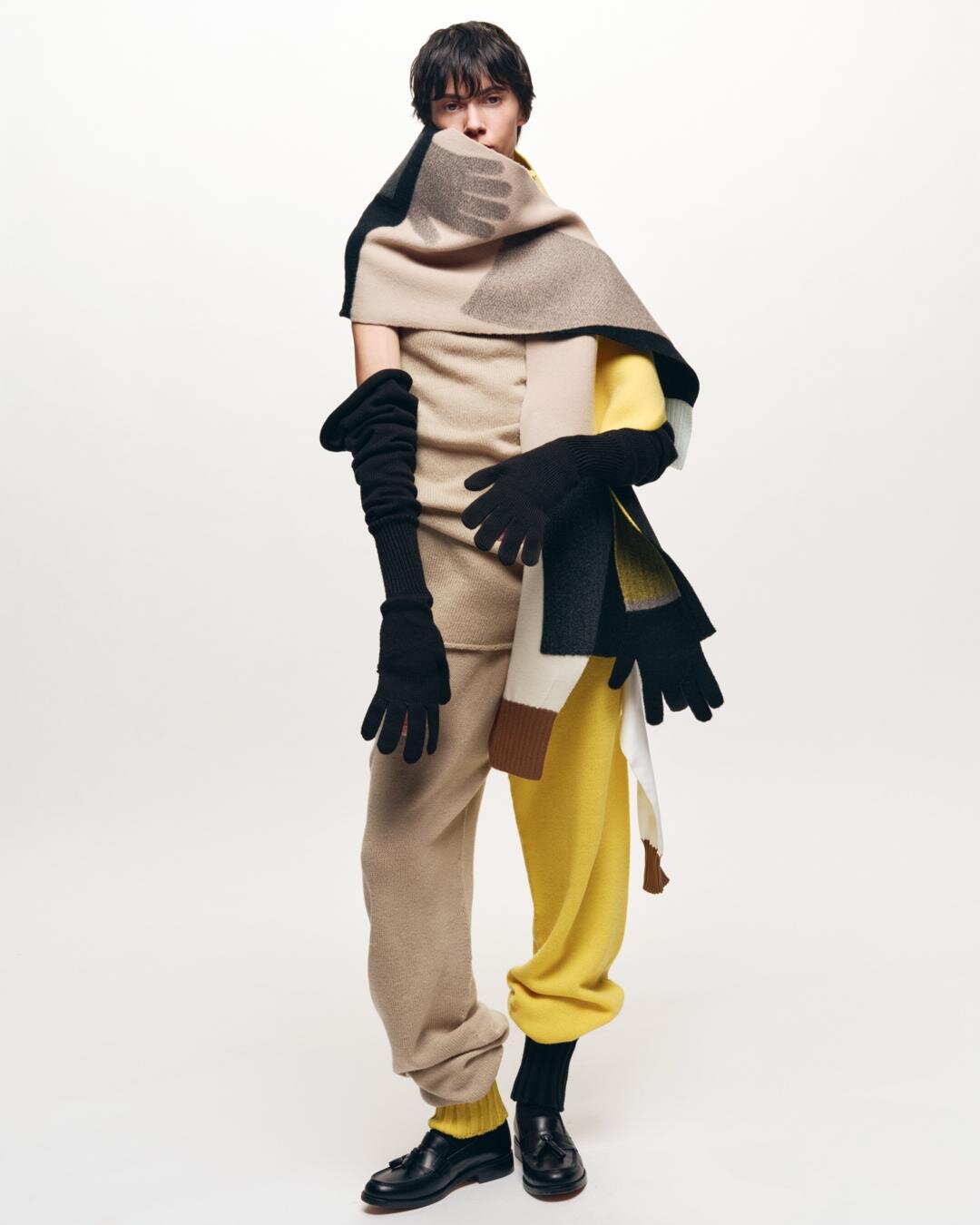 ハイネックノースリーブトップ 63,800円、パンツ 104,500円、ストール 165,000円