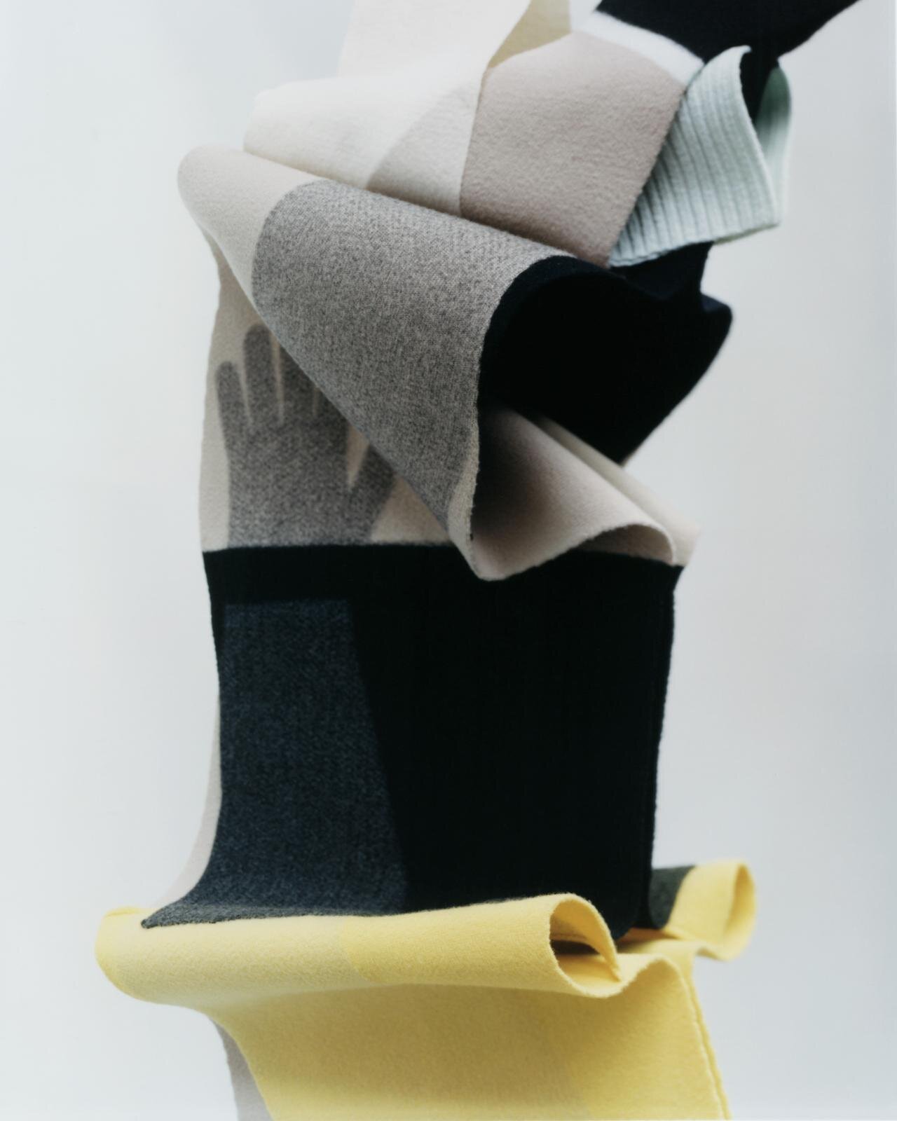 イッセイ ミヤケ“袖だけで構成”したニットウェア、ワンピースやアシンメトリーパンツ｜写真7