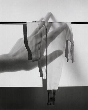 イッセイ ミヤケ“袖だけで構成”したニットウェア、ワンピースやアシンメトリーパンツ｜写真8