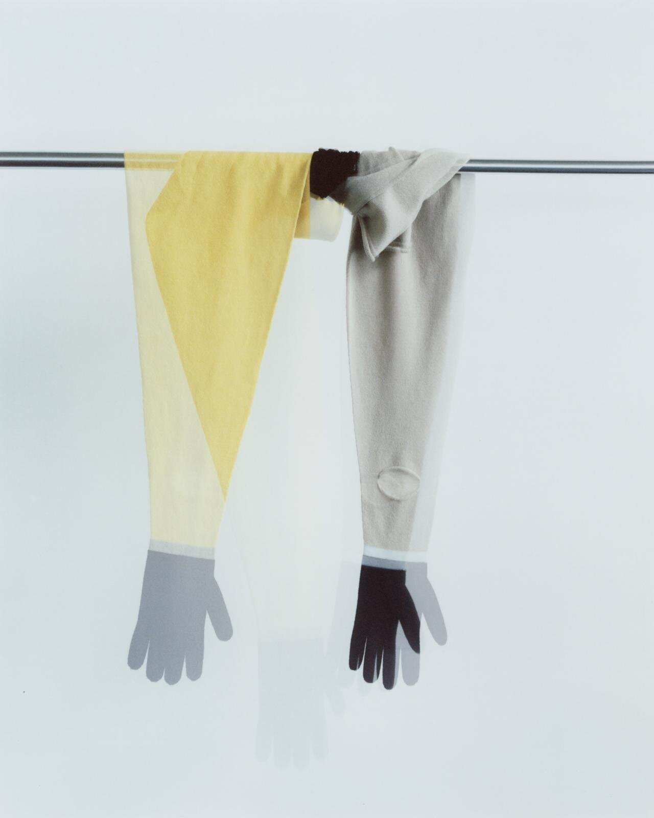 イッセイ ミヤケ“袖だけで構成”したニットウェア、ワンピースやアシンメトリーパンツ｜写真9