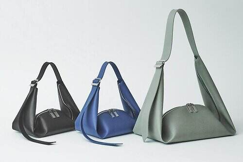 グッド グッズ イッセイ ミヤケのバッグ「リーフ」“包んで運ぶ”木の葉型、スエード調素材で