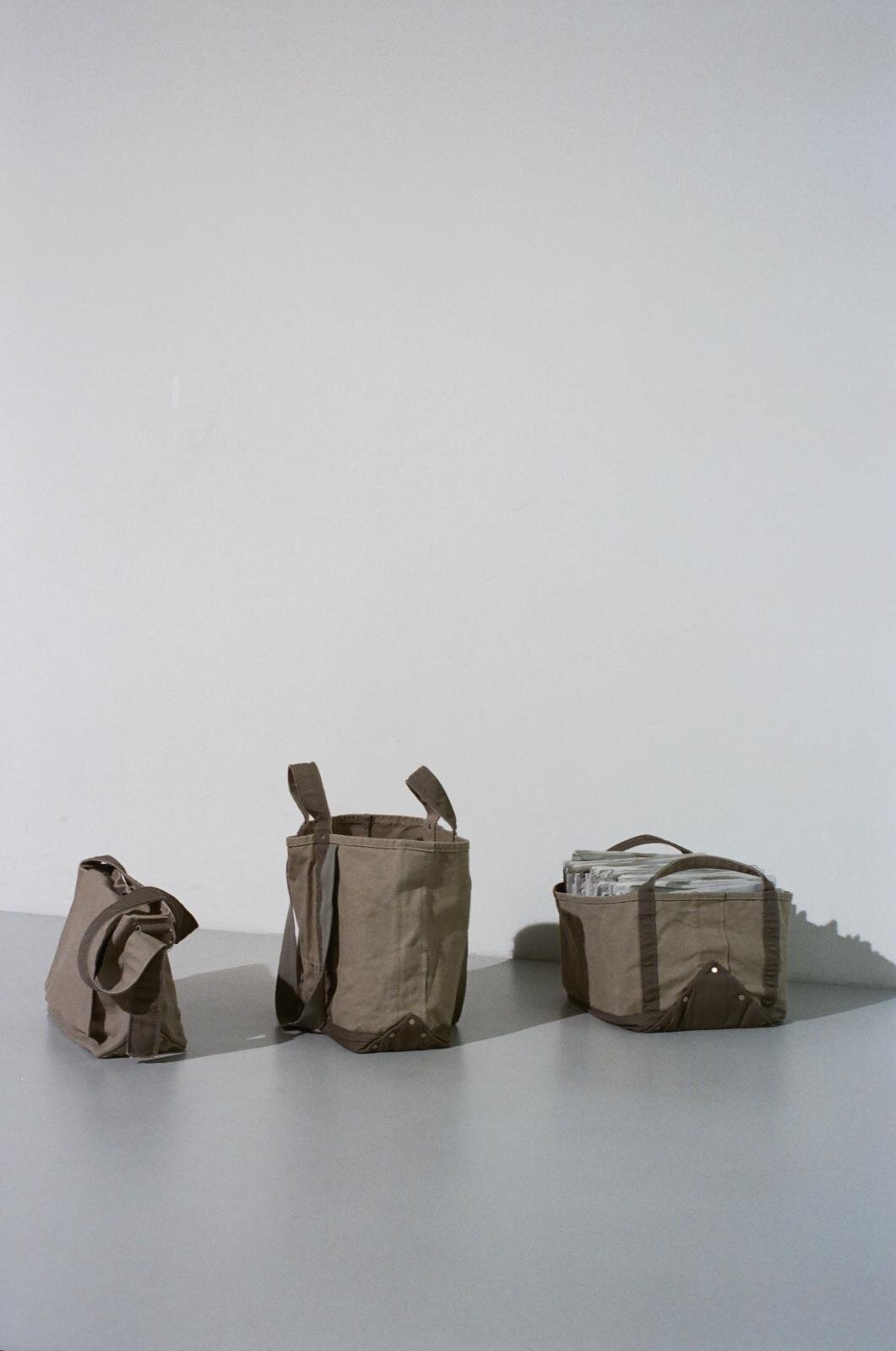 テンベア×MHL.“経年変化を楽しむ”キャンバスバッグ、2WAYショルダートートなど｜写真1