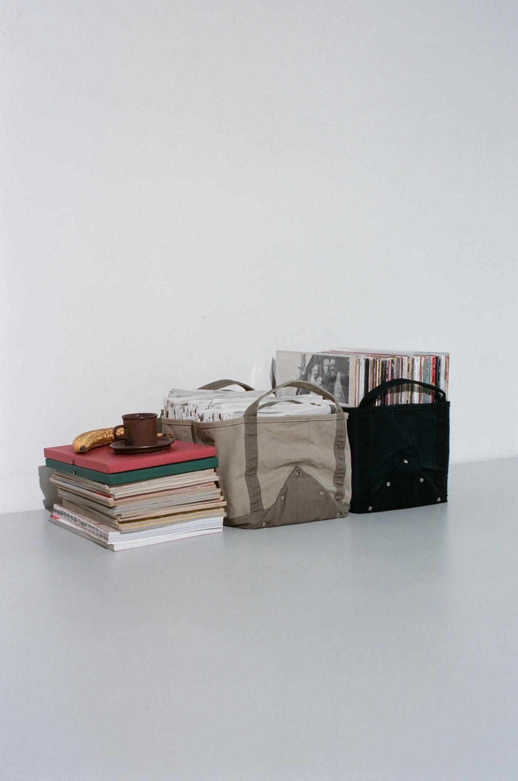 テンベア×MHL.“経年変化を楽しむ”キャンバスバッグ、2WAYショルダートートなど｜写真4