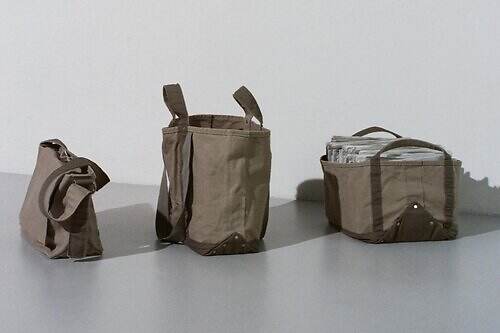 テンベア×MHL.“経年変化を楽しむ”キャンバスバッグ、2WAYショルダートートなど