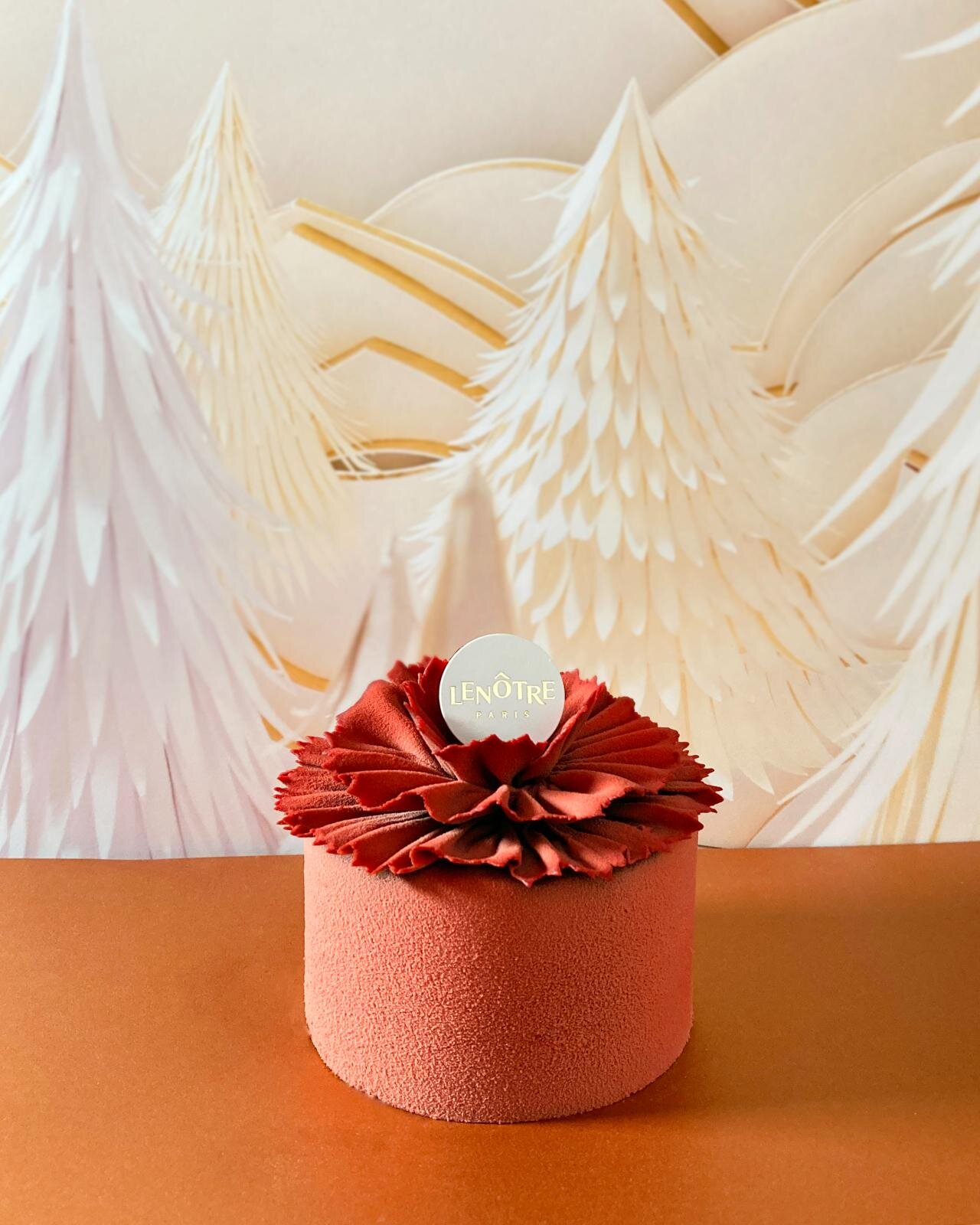 ルノートル25年クリスマスケーキ、“まるで花束”真っ赤なチョコムース＆苺煌めくレアチーズケーキ｜写真4