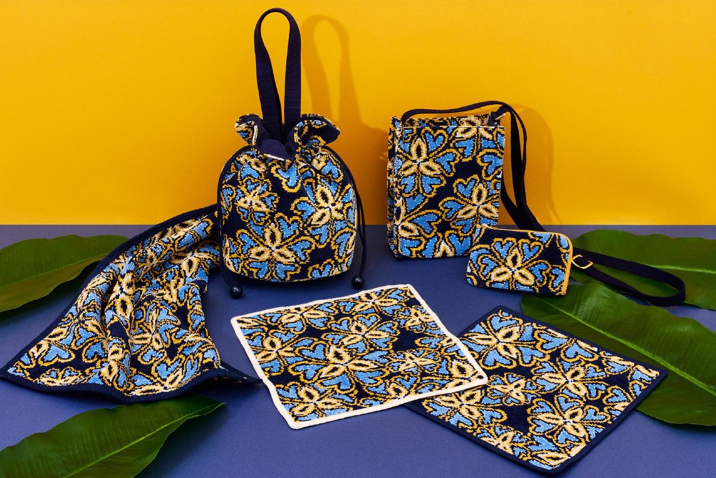 フェイラー×クラウディ、"花＆ハート"柄のシュニール織ハンカチやショルダーバッグ