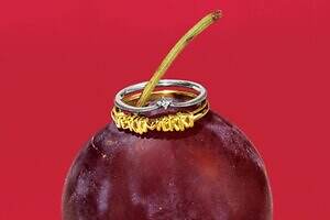 eteの25年冬ジュエリー、“スノードーム”着想ぷっくりピアス＆「ベリーメリー」ロゴネックレス