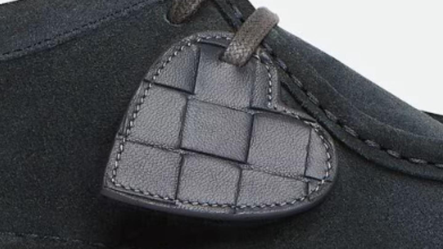 ボッテガ・ヴェネタからハート型レザーチャーム付きのスクエアトゥシューズ｜写真6