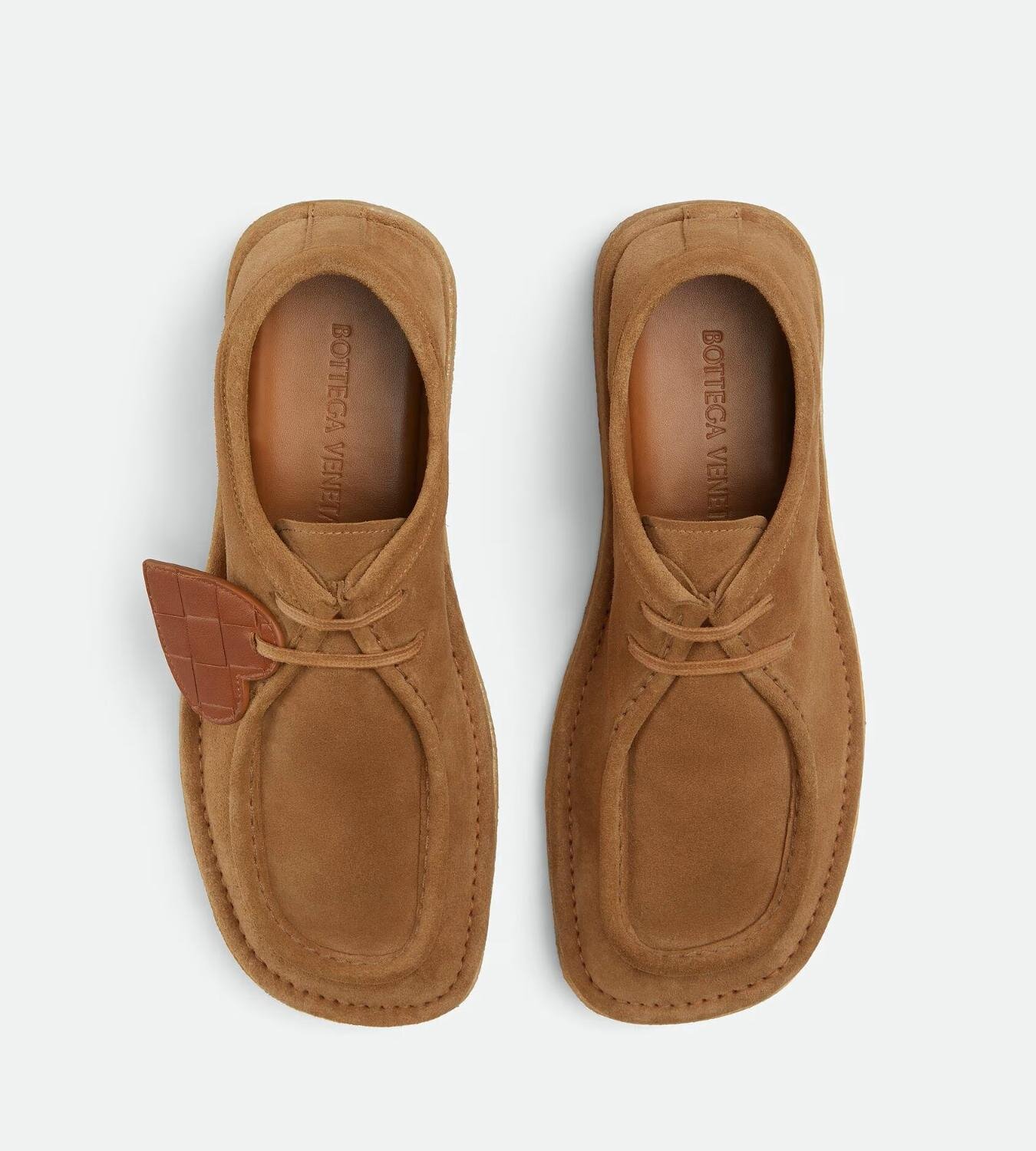 ボッテガ・ヴェネタからハート型レザーチャーム付きのスクエアトゥシューズ｜写真1