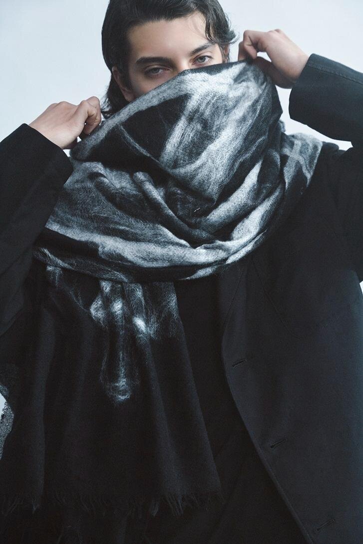 ディスコード ヨウジヤマモト“白百合の花”大判ストール、色が混ざり合うシルクウールのストールも｜写真4