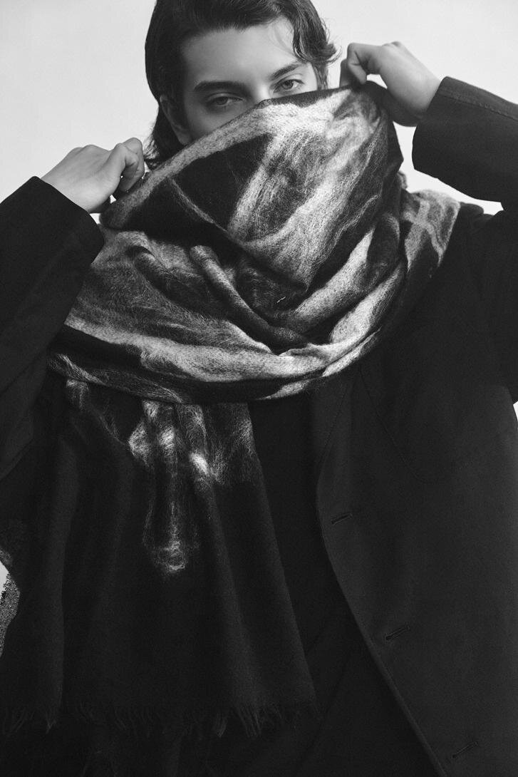 ディスコード ヨウジヤマモト“白百合の花”大判ストール、色が混ざり合うシルクウールのストールも｜写真1