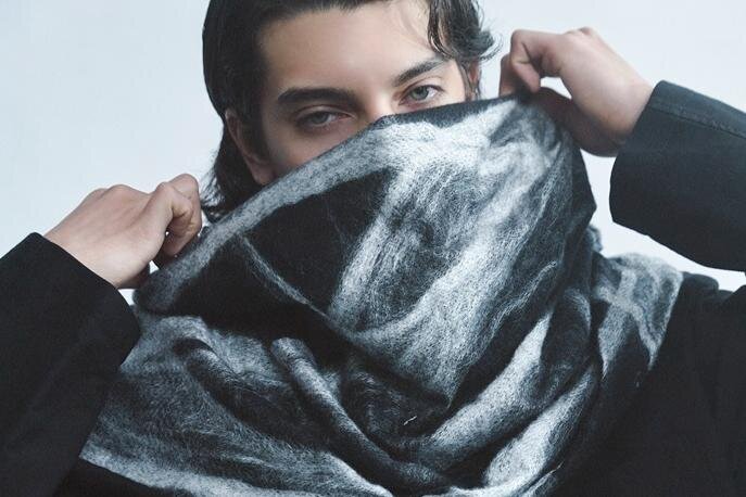 ディスコード ヨウジヤマモト“白百合の花”大判ストール、色が混ざり合うシルクウールのストールも