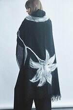 ディスコード ヨウジヤマモト“白百合の花”大判ストール、色が混ざり合うシルクウールのストールも｜写真2