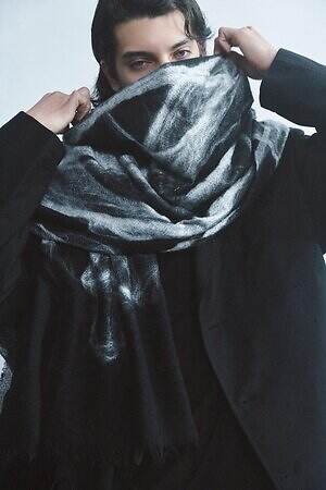 ディスコード ヨウジヤマモト“白百合の花”大判ストール、色が混ざり合うシルクウールのストールも｜写真4