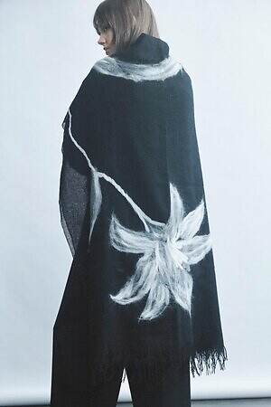 ディスコード ヨウジヤマモト“白百合の花”大判ストール、色が混ざり合うシルクウールのストールも｜写真2