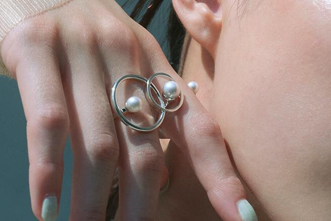 ジュエッテ“軌道に沿って踊る月”着想のパールジュエリー、弧を描くピアスや円が連なるリング