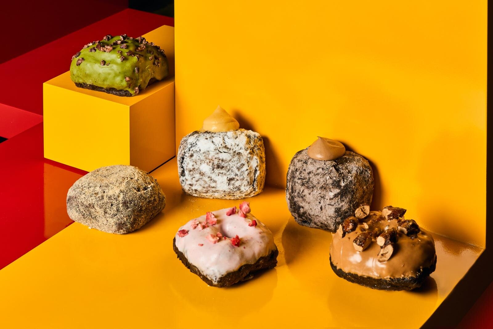 渋谷青山通りに「アイムドーナツ？グルテンフリー＆ヴィーガン」誕生、”植物由来素材のみ”の生ドーナツ｜写真1