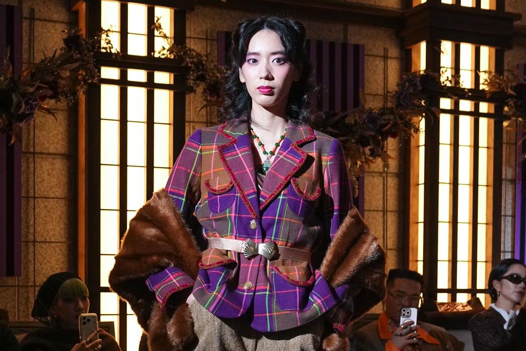 アナ スイ 2025-26年秋冬コレクション - 「気まぐれな遺産相続者」をテーマに