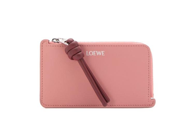ロエベのウィメンズ革財布、“アナグラム”モチーフのくすみカラー三つ折りウォレットなど｜写真18