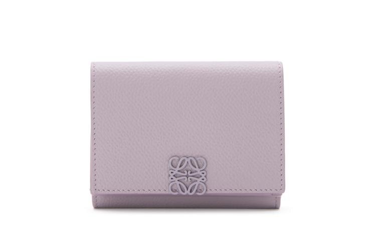 ロエベのウィメンズ革財布、“アナグラム”モチーフのくすみカラー三つ折りウォレットなど｜写真6