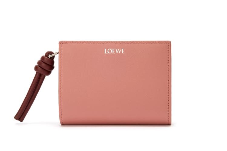 ロエベのウィメンズ革財布、“アナグラム”モチーフのくすみカラー三つ折りウォレットなど｜写真14