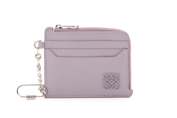 ロエベのウィメンズ革財布、“アナグラム”モチーフのくすみカラー三つ折りウォレットなど｜写真7