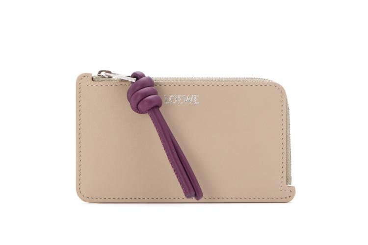 ロエベのウィメンズ革財布、“アナグラム”モチーフのくすみカラー三つ折りウォレットなど｜写真16