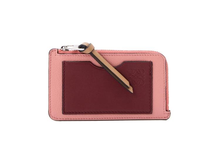 ロエベのウィメンズ革財布、“アナグラム”モチーフのくすみカラー三つ折りウォレットなど｜写真20