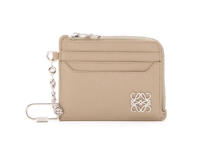 ロエベのウィメンズ革財布、“アナグラム”モチーフのくすみカラー三つ折りウォレットなど｜写真9