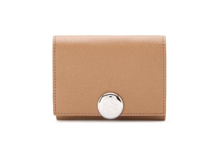 ロエベのウィメンズ革財布、“アナグラム”モチーフのくすみカラー三つ折りウォレットなど｜写真13