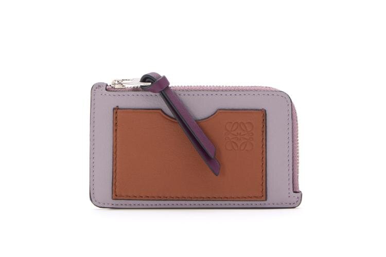 ロエベのウィメンズ革財布、“アナグラム”モチーフのくすみカラー三つ折りウォレットなど｜写真21