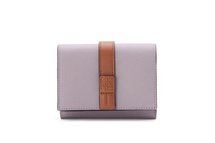 ロエベのウィメンズ革財布、“アナグラム”モチーフのくすみカラー三つ折りウォレットなど｜写真4