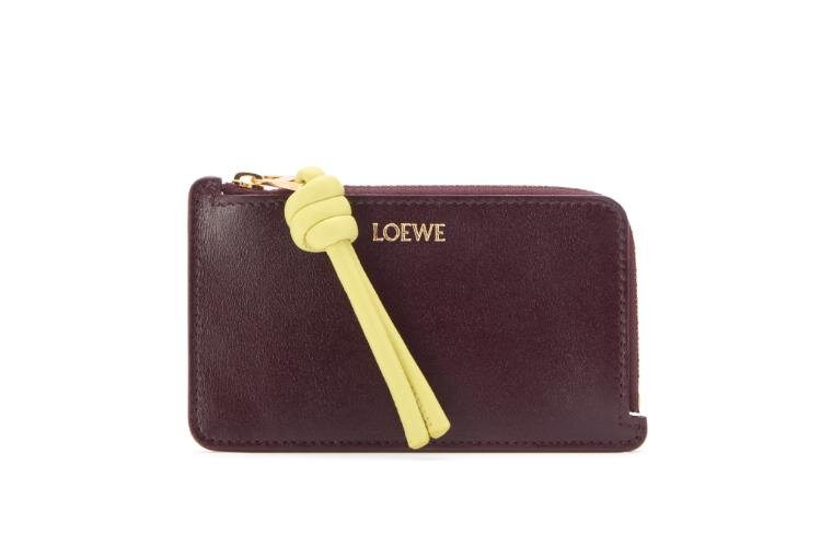ロエベのウィメンズ革財布、“アナグラム”モチーフのくすみカラー三つ折りウォレットなど｜写真17