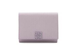 ロエベのウィメンズ革財布、“アナグラム”モチーフのくすみカラー三つ折りウォレットなど|写真6