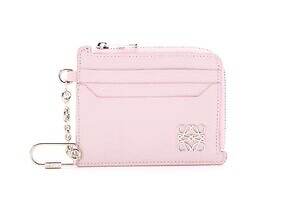 ロエベのウィメンズ革財布、“アナグラム”モチーフのくすみカラー三つ折りウォレットなど|写真8