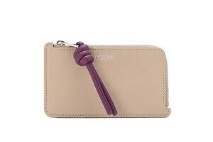 ロエベのウィメンズ革財布、“アナグラム”モチーフのくすみカラー三つ折りウォレットなど|写真16