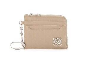 ロエベのウィメンズ革財布、“アナグラム”モチーフのくすみカラー三つ折りウォレットなど|写真9