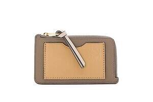 ロエベのウィメンズ革財布、“アナグラム”モチーフのくすみカラー三つ折りウォレットなど|写真19